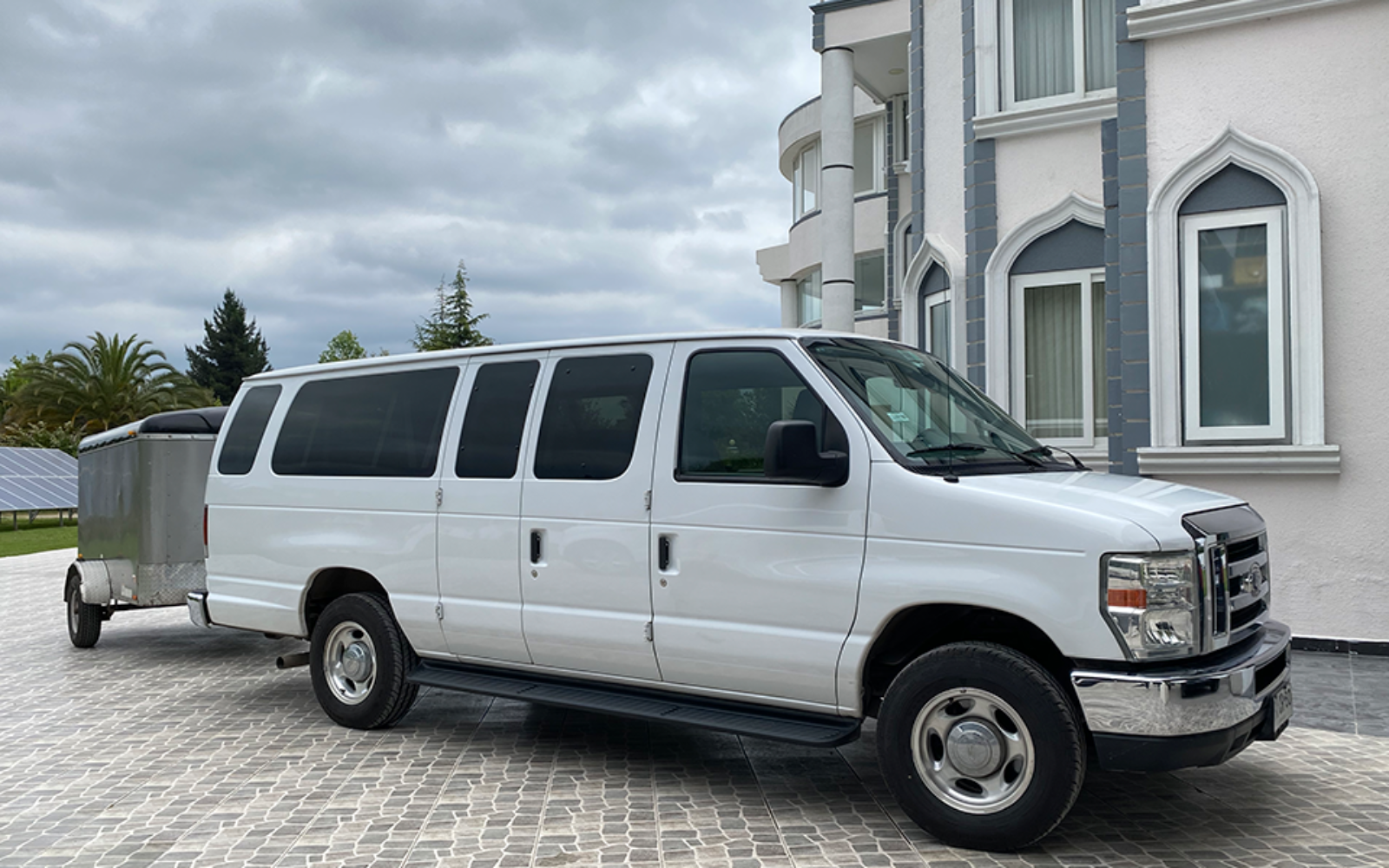 Ford—350-Blanca-+-Carro